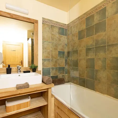10 Pers Avec Piscine, Sauna Et Parking En Centre-ville De - Fr-1-296-394 Apartment *